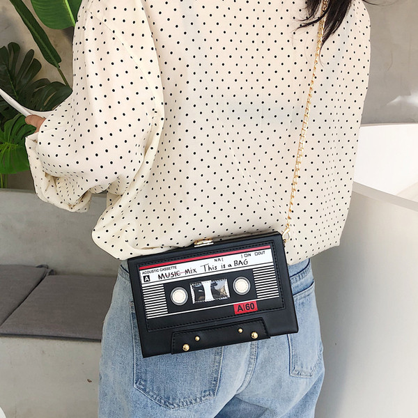 Modern női táska téglalap alakú, két színben alkalmazható hosszú fémlánccal