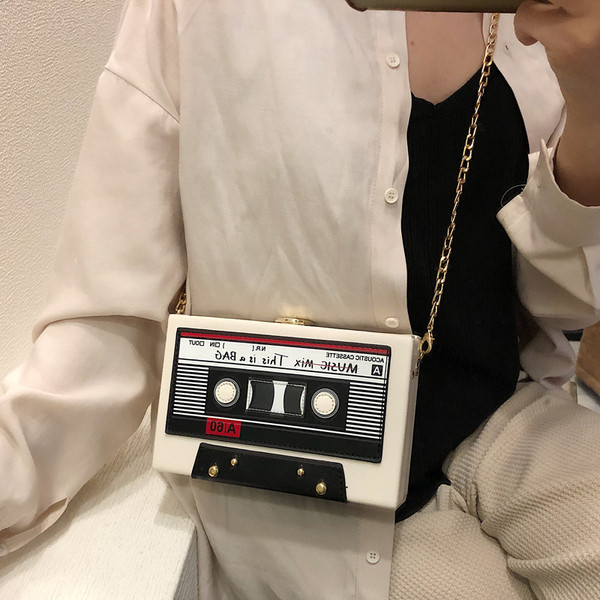 Modern női táska téglalap alakú, két színben alkalmazható hosszú fémlánccal