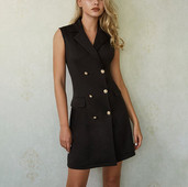 Elegáns női ruha fekete színben, gombokkal