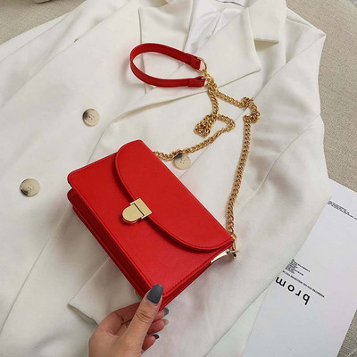 Öt színben, eko bőrből készült stílusos női táska fém rögzítéssel és hosszú fémlánccal