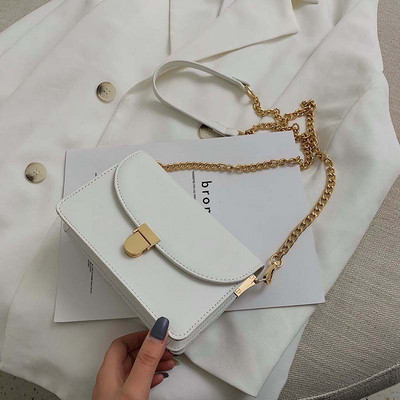 Öt színben, eko bőrből készült stílusos női táska fém rögzítéssel és hosszú fémlánccal