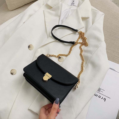 Öt színben, eko bőrből készült stílusos női táska fém rögzítéssel és hosszú fémlánccal