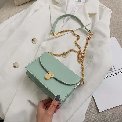 Öt színben, eko bőrből készült stílusos női táska fém rögzítéssel és hosszú fémlánccal