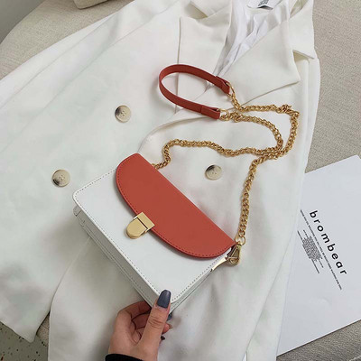 Öt színben, eko bőrből készült stílusos női táska fém rögzítéssel és hosszú fémlánccal