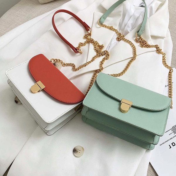 Öt színben, eko bőrből készült stílusos női táska fém rögzítéssel és hosszú fémlánccal