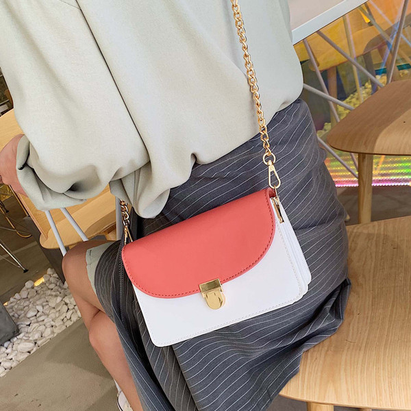 Öt színben, eko bőrből készült stílusos női táska fém rögzítéssel és hosszú fémlánccal