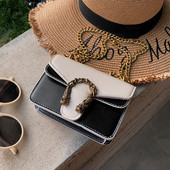 Geanta de dama eleganta in patru culori din piele ecologica cu decor metalic 3D si lant metalic lung