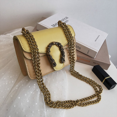 Geanta de dama eleganta in patru culori din piele ecologica cu decor metalic 3D si lant metalic lung