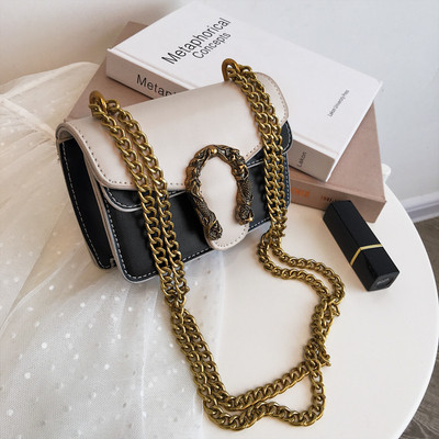 Geanta de dama eleganta in patru culori din piele ecologica cu decor metalic 3D si lant metalic lung