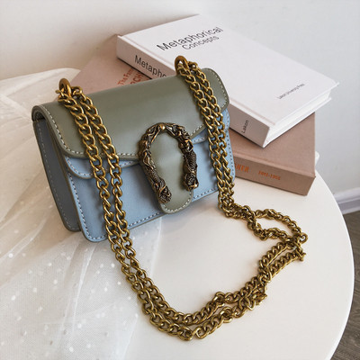 Geanta de dama eleganta in patru culori din piele ecologica cu decor metalic 3D si lant metalic lung