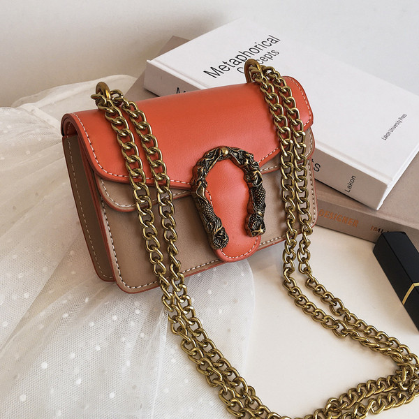 Geanta de dama eleganta in patru culori din piele ecologica cu decor metalic 3D si lant metalic lung