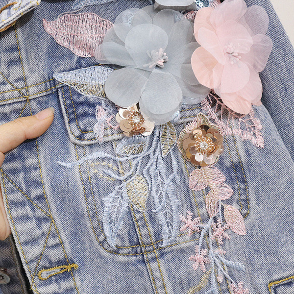 Μοντέρνο γυναικείο τζιν μπουφάν με τρισδιάστατα λουλούδια