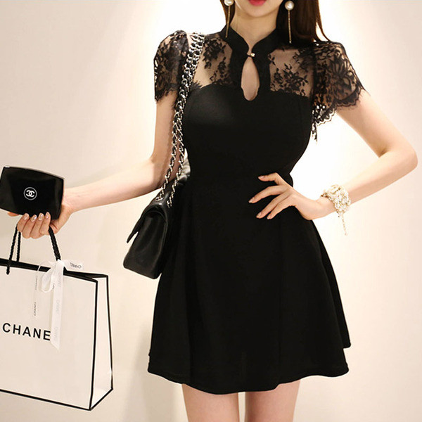 Κομψό γυναικείο φόρεμα  με κοντό μανίκι και δαντέλα σε μαύρο χρώμα