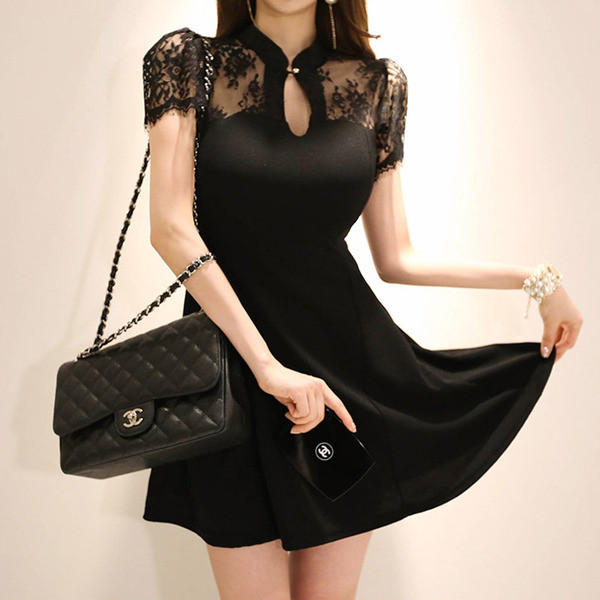 Κομψό γυναικείο φόρεμα  με κοντό μανίκι και δαντέλα σε μαύρο χρώμα