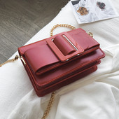 Μοντέρνα γυναικεία δερμάτινη τσάντα σε τρία χρώματα με διακόσμηση και μεγάλη μεταλλική αλυσίδα