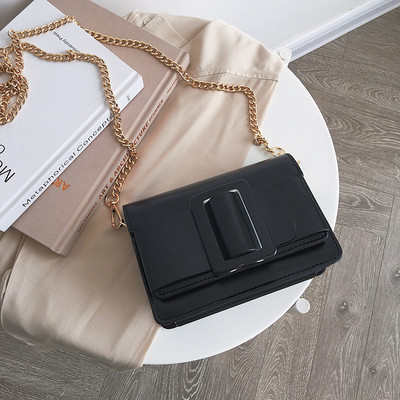 Μοντέρνα γυναικεία δερμάτινη τσάντα σε τρία χρώματα με διακόσμηση και μεγάλη μεταλλική αλυσίδα