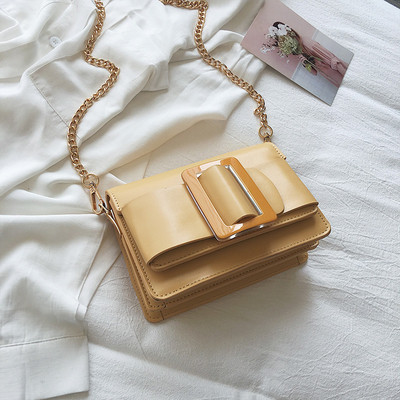 Μοντέρνα γυναικεία δερμάτινη τσάντα σε τρία χρώματα με διακόσμηση και μεγάλη μεταλλική αλυσίδα