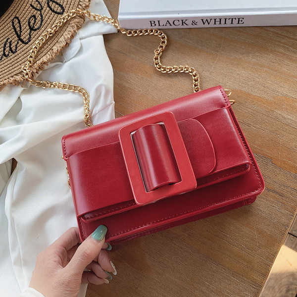 Μοντέρνα γυναικεία δερμάτινη τσάντα σε τρία χρώματα με διακόσμηση και μεγάλη μεταλλική αλυσίδα