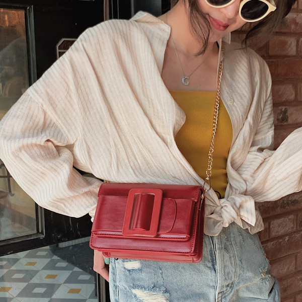 Μοντέρνα γυναικεία δερμάτινη τσάντα σε τρία χρώματα με διακόσμηση και μεγάλη μεταλλική αλυσίδα