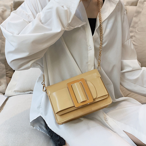 Μοντέρνα γυναικεία δερμάτινη τσάντα σε τρία χρώματα με διακόσμηση και μεγάλη μεταλλική αλυσίδα