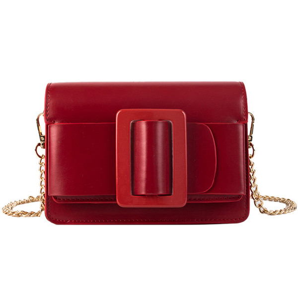 Μοντέρνα γυναικεία δερμάτινη τσάντα σε τρία χρώματα με διακόσμηση και μεγάλη μεταλλική αλυσίδα