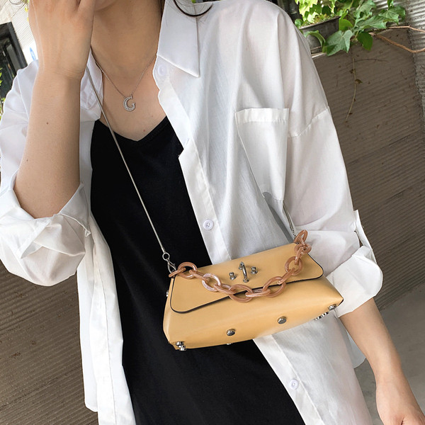 Öko bőrből készült modern női táska négy színben fém díszítéssel, rövid és hosszú füllel