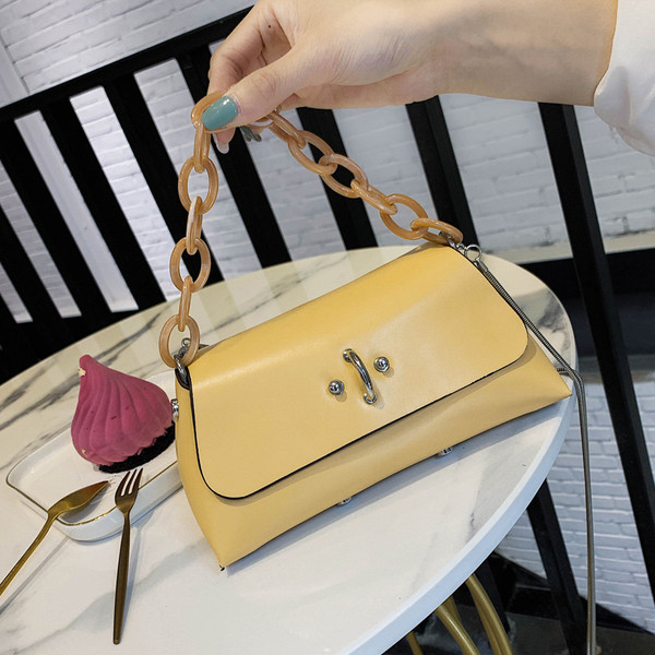 Öko bőrből készült modern női táska négy színben fém díszítéssel, rövid és hosszú füllel