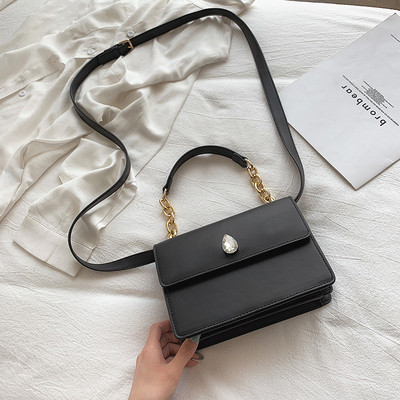 Stílusos női táska négy színű öko bőrből, díszítéssel, rövid és hosszú füllel