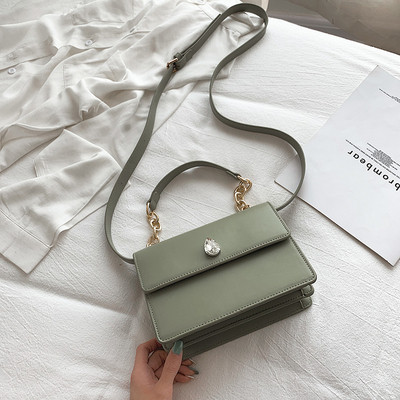 Stílusos női táska négy színű öko bőrből, díszítéssel, rövid és hosszú füllel