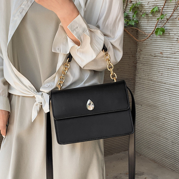 Stílusos női táska négy színű öko bőrből, díszítéssel, rövid és hosszú füllel