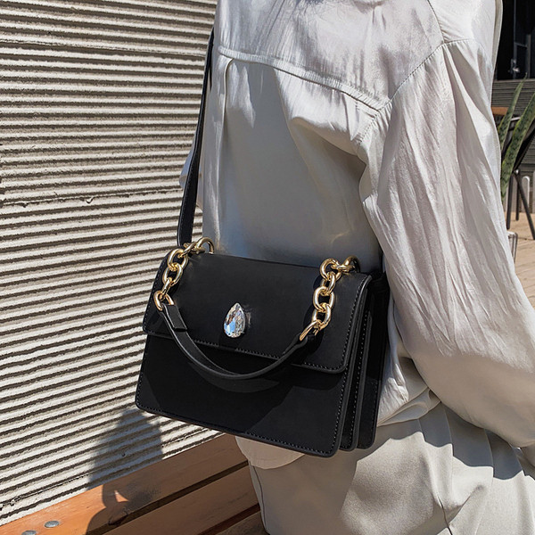 Stílusos női táska négy színű öko bőrből, díszítéssel, rövid és hosszú füllel