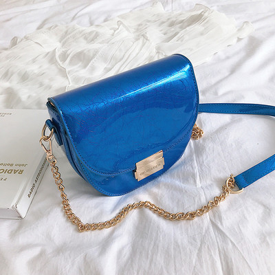 Stílusos lakkbőr kézitáska ökobőrből öt színben, fém csattal és hosszú fémlánccal