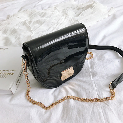 Stílusos lakkbőr kézitáska ökobőrből öt színben, fém csattal és hosszú fémlánccal