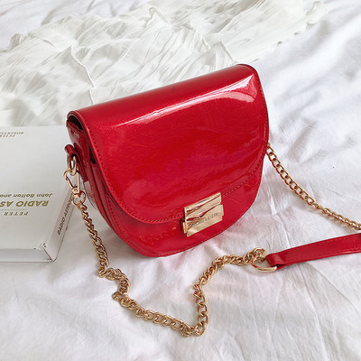 Stílusos lakkbőr kézitáska ökobőrből öt színben, fém csattal és hosszú fémlánccal