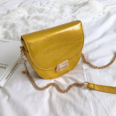 Stílusos lakkbőr kézitáska ökobőrből öt színben, fém csattal és hosszú fémlánccal