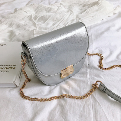 Stílusos lakkbőr kézitáska ökobőrből öt színben, fém csattal és hosszú fémlánccal