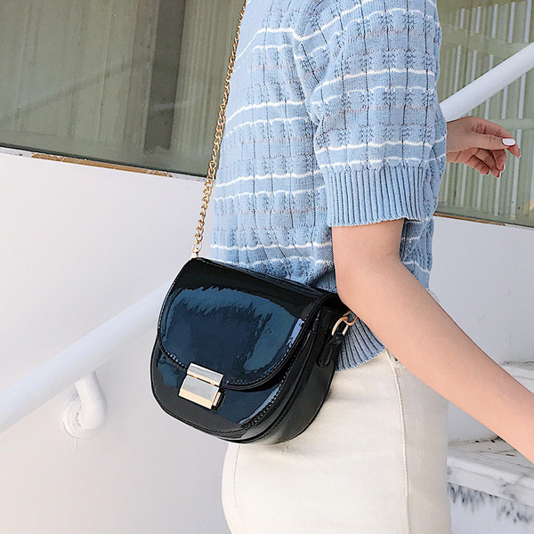 Stílusos lakkbőr kézitáska ökobőrből öt színben, fém csattal és hosszú fémlánccal