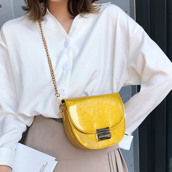 Stílusos lakkbőr kézitáska ökobőrből öt színben, fém csattal és hosszú fémlánccal