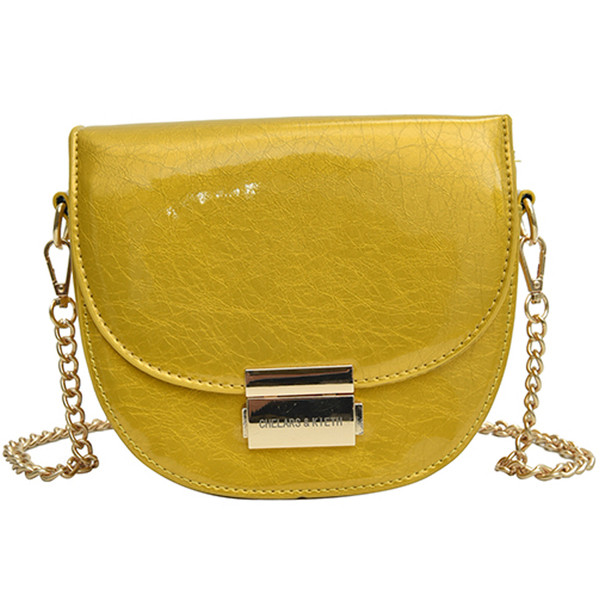 Stílusos lakkbőr kézitáska ökobőrből öt színben, fém csattal és hosszú fémlánccal