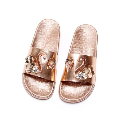 Μοντέρα γυναικείες παντόφλες με τρισδιάστατη διακόσμηση