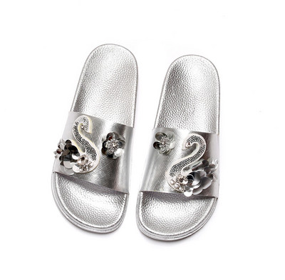 Μοντέρα γυναικείες παντόφλες με τρισδιάστατη διακόσμηση