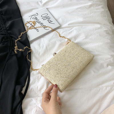 Κομψή γυναικεία τσάντα με λαμπερά στοιχεία και μεταλλική αλυσίδα σε δύο χρώματα