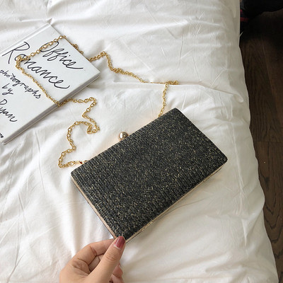 Κομψή γυναικεία τσάντα με λαμπερά στοιχεία και μεταλλική αλυσίδα σε δύο χρώματα