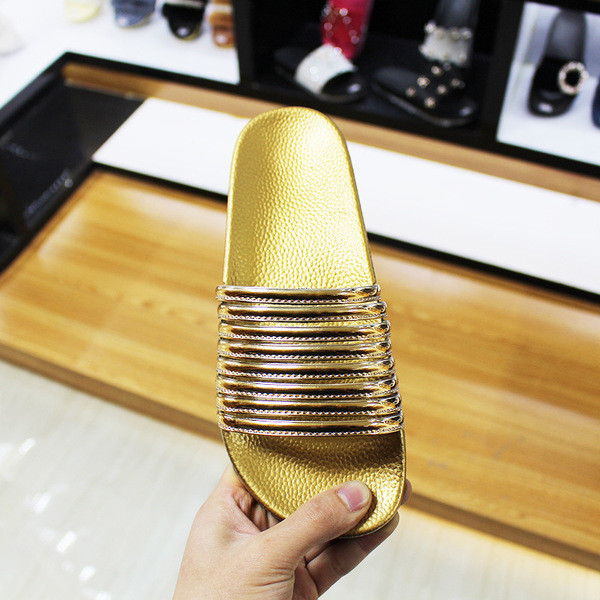 Csillogó hatású alkalmi női papucs többféle színben