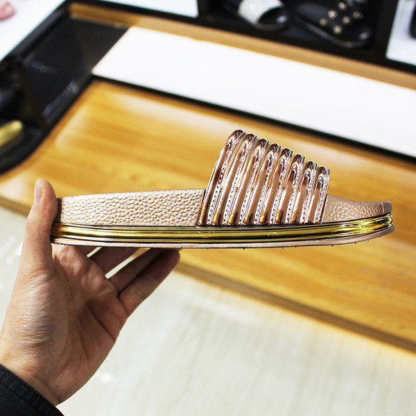 Csillogó hatású alkalmi női papucs többféle színben