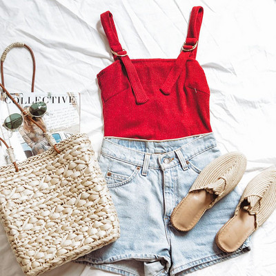 Modern női felső állítható pántokkal, piros színben