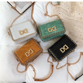 Κομψή γυναικεία έκο δερμάτινη τσάντα σε τέσσερα χρώματα με μεταλλική διακόσμηση και μακρά αλυσίδα