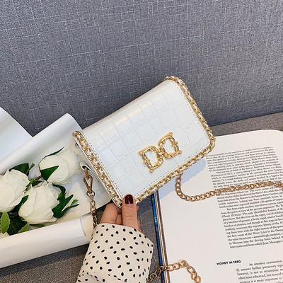 Κομψή γυναικεία έκο δερμάτινη τσάντα σε τέσσερα χρώματα με μεταλλική διακόσμηση και μακρά αλυσίδα