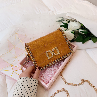 Κομψή γυναικεία έκο δερμάτινη τσάντα σε τέσσερα χρώματα με μεταλλική διακόσμηση και μακρά αλυσίδα