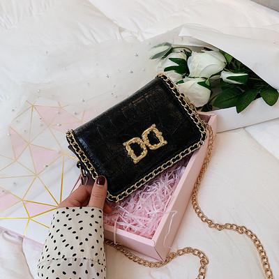 Κομψή γυναικεία έκο δερμάτινη τσάντα σε τέσσερα χρώματα με μεταλλική διακόσμηση και μακρά αλυσίδα